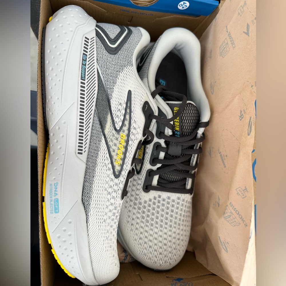New in box 
Men's size 9

Running shoes
